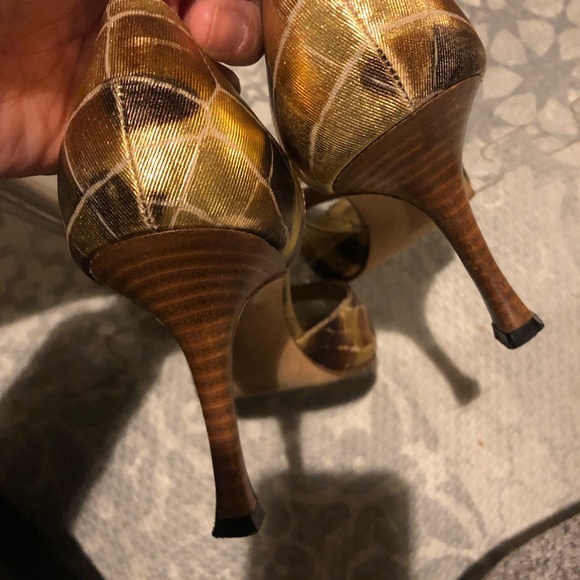 [Manolo Blahnik] Gold Heels - Picture 3 of 8